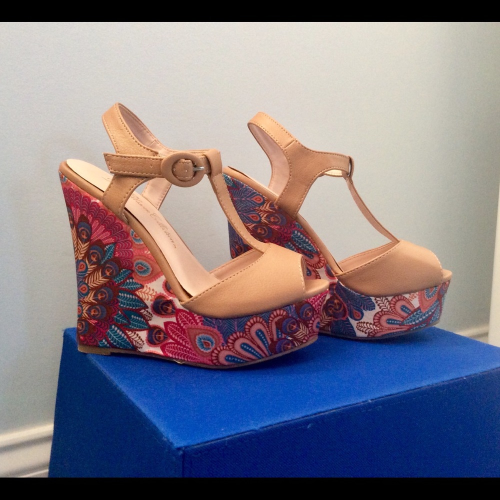 DE BLOSSOM COLLECTION WEDGES. Size 5 1/2